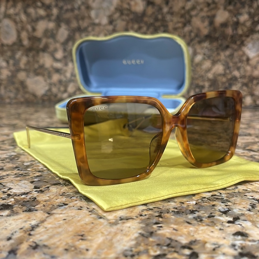 SOLD Gucci - Picture 16 of 16